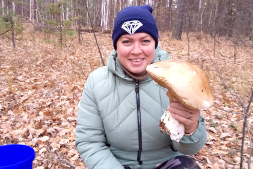 Жительница Майского Антонина Козадаева прислала фотографию огромного белого гриба, который она нашла неподалеку от села Лысые горы под Тамбовом.