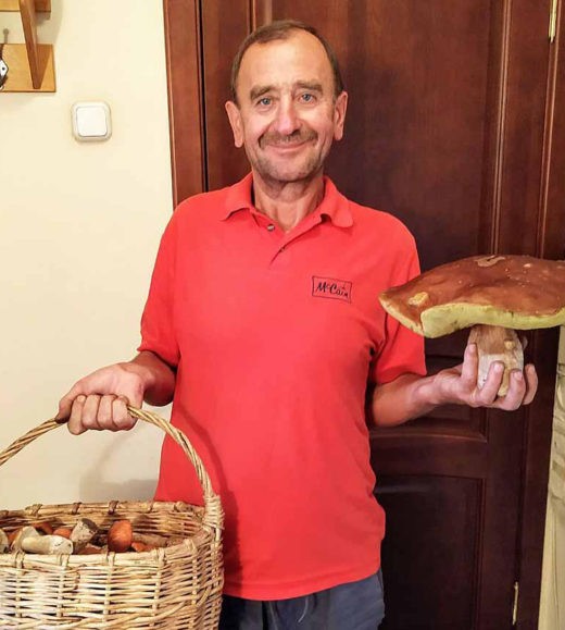 Заядлый грибник из Щучина Иван Лыщик нашел в лесу огромный боровик. Его вес – один килограмм и 200 граммов