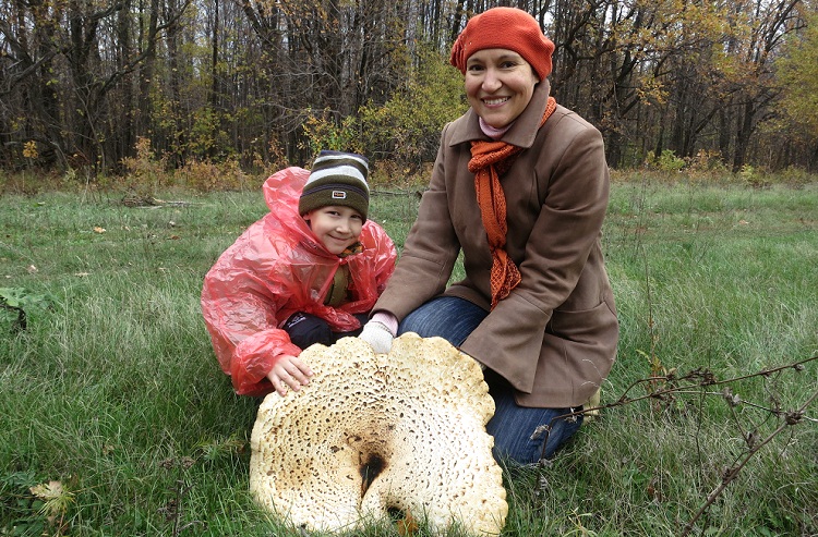 В номинации «Самая большая находка» победила сотрудница Центральной заводской лаборатории Гузель Игтисамова, ей с сыном Артуром удалось найти гриб-трутовик, который весил 3,6 килограмма, а в диаметре достиг 50 сантиметров.