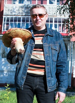 Вес белого гриба-великана - 1 килограмм 220 граммов. Фото: "Зори плюс"
